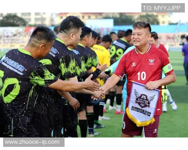 白篮球衣下的足球明星们如何在绿茵场上展现独特魅力与风采