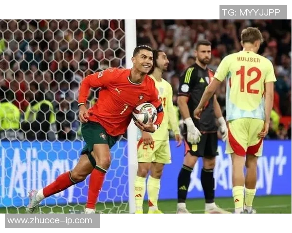 足球明星C罗再创辉煌带领球队赢得重要比赛胜利的精彩瞬间