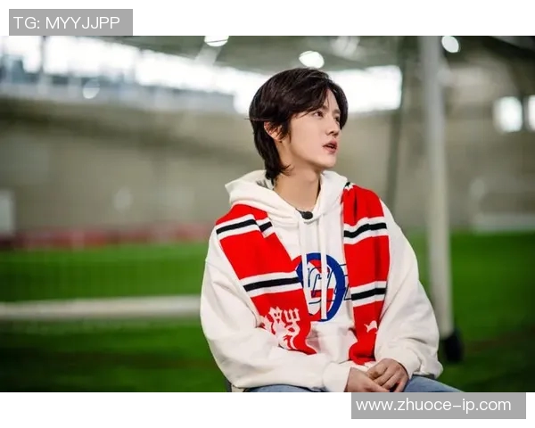 鹿晗踢足球展现明星风采引领年轻人热爱运动与团队精神 鹿晗踢足球展现明星风采引领年轻人热爱运动与团队精神