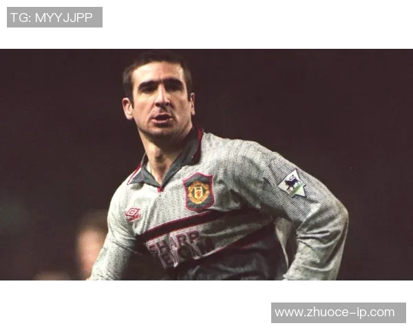 眼中最帅足球明星的魅力与风采解析与球迷心中的偶像地位探讨 眼中最帅足球明星的魅力与风采解析与球迷心中的偶像地位探讨