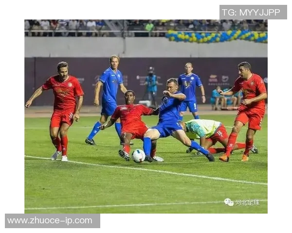 足球传奇即将退役的明星们合影留念展现辉煌岁月与不舍情怀 足球传奇即将退役的明星们合影留念展现辉煌岁月与不舍情怀